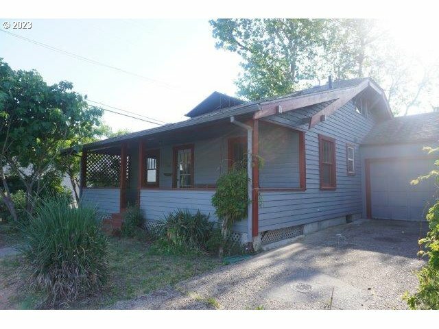 Property Photo: 108 Cross Pl OR 97402