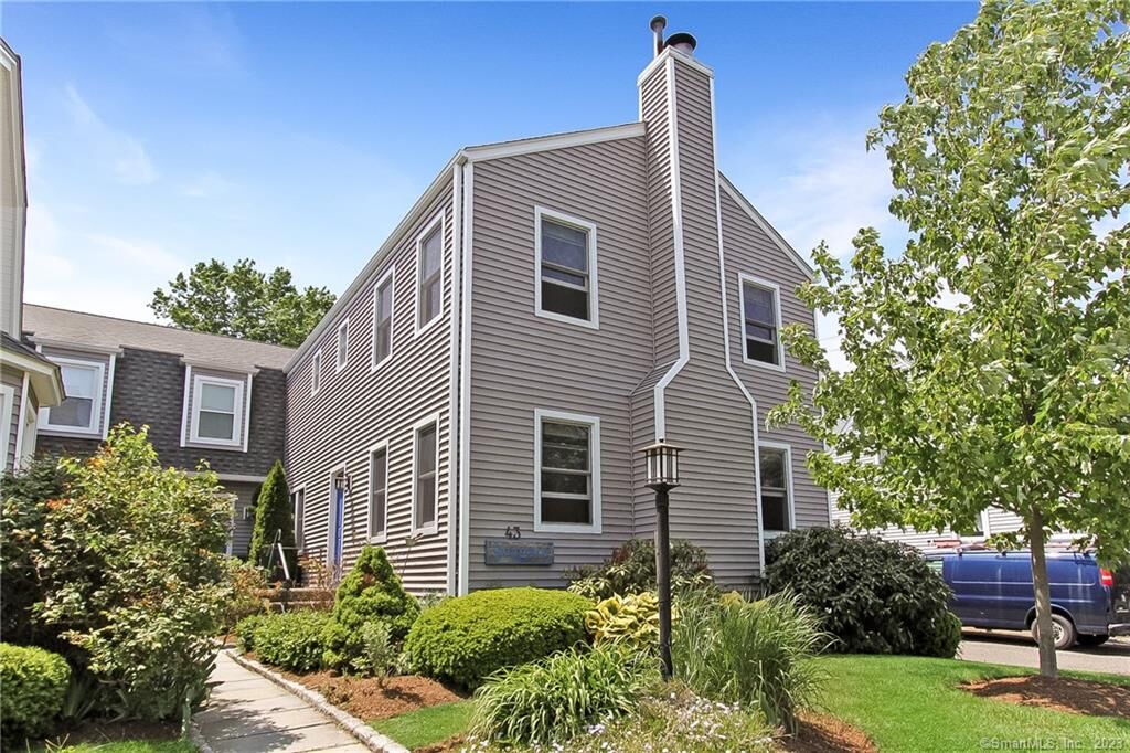Property Photo:  43 Waterbury Avenue 4  CT 06902 