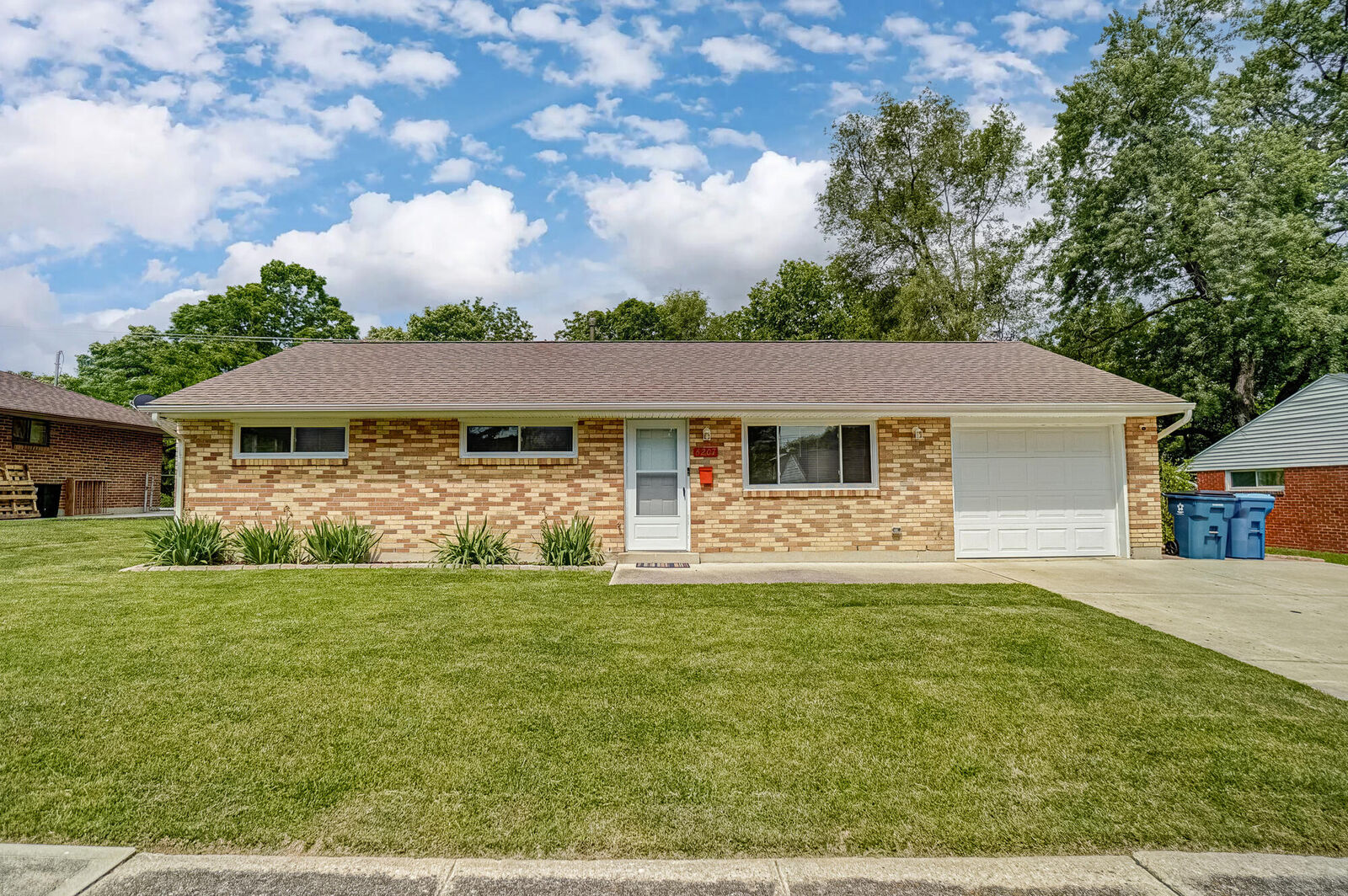 Property Photo: 6207 Falkland Drive Drive OH 45424
