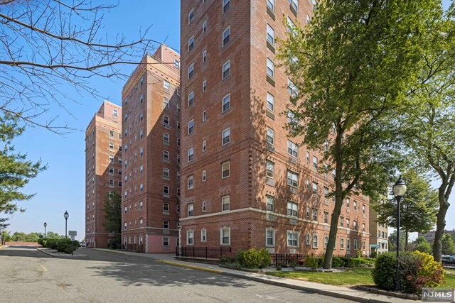 Property Photo:  70 South Munn Avenue 405  NJ 07018 