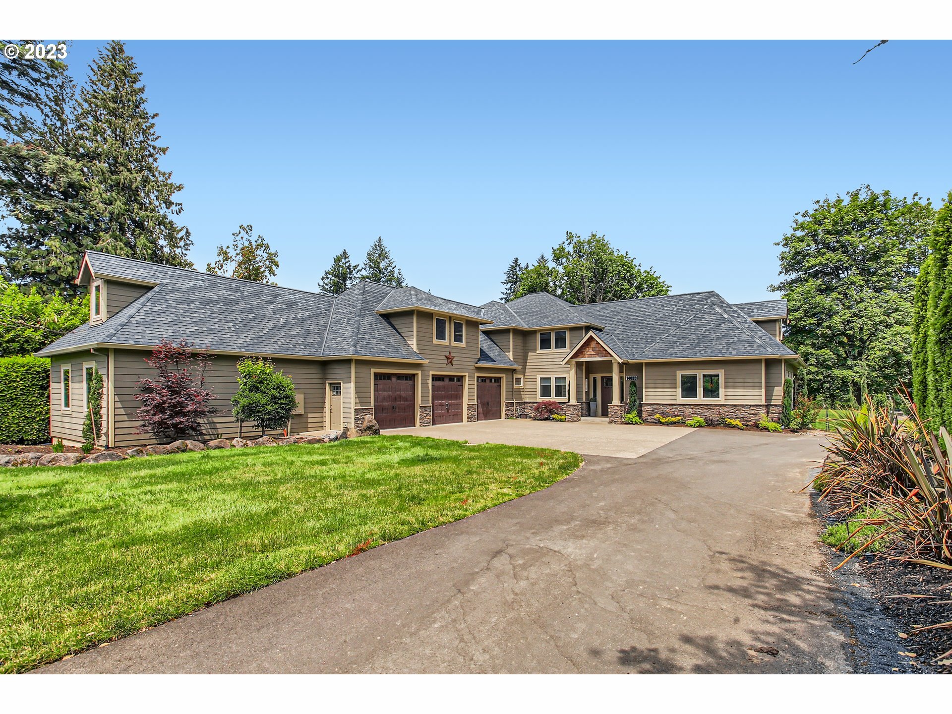 Property Photo: 14033 Livesay Rd OR 97045