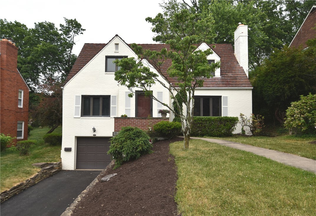 Property Photo:  24 Sunnyhill Dr  PA 15228 