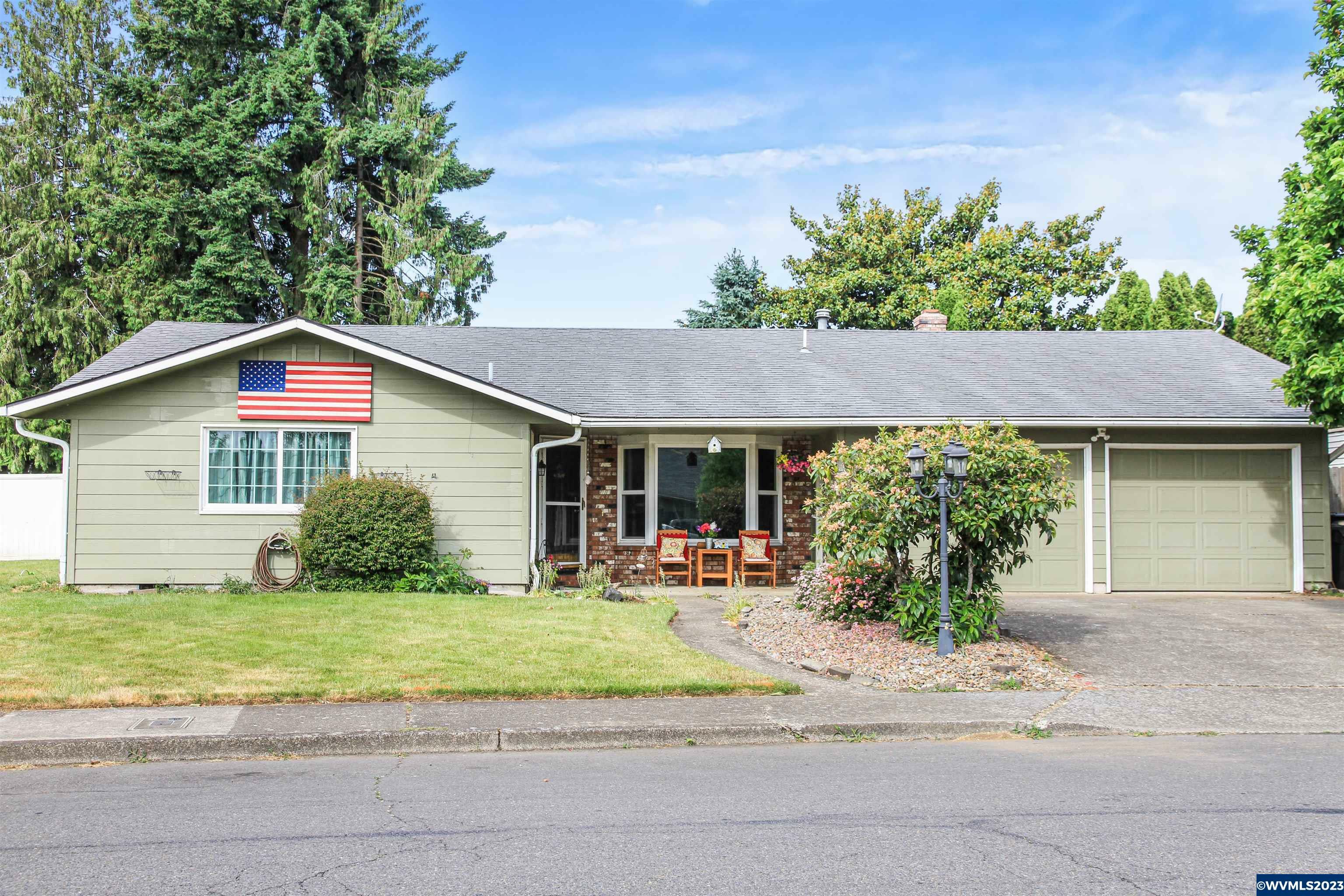 Property Photo:  825  Royalty Dr NE  OR 97301 