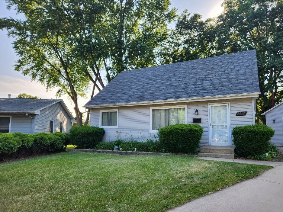 Property Photo:  3124 Chateau Court  IL 61103 