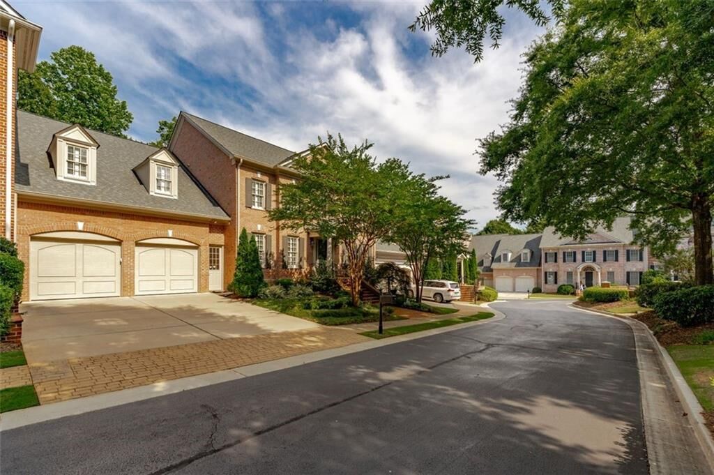 Property Photo:  315 Enclave Circle  GA 30342 