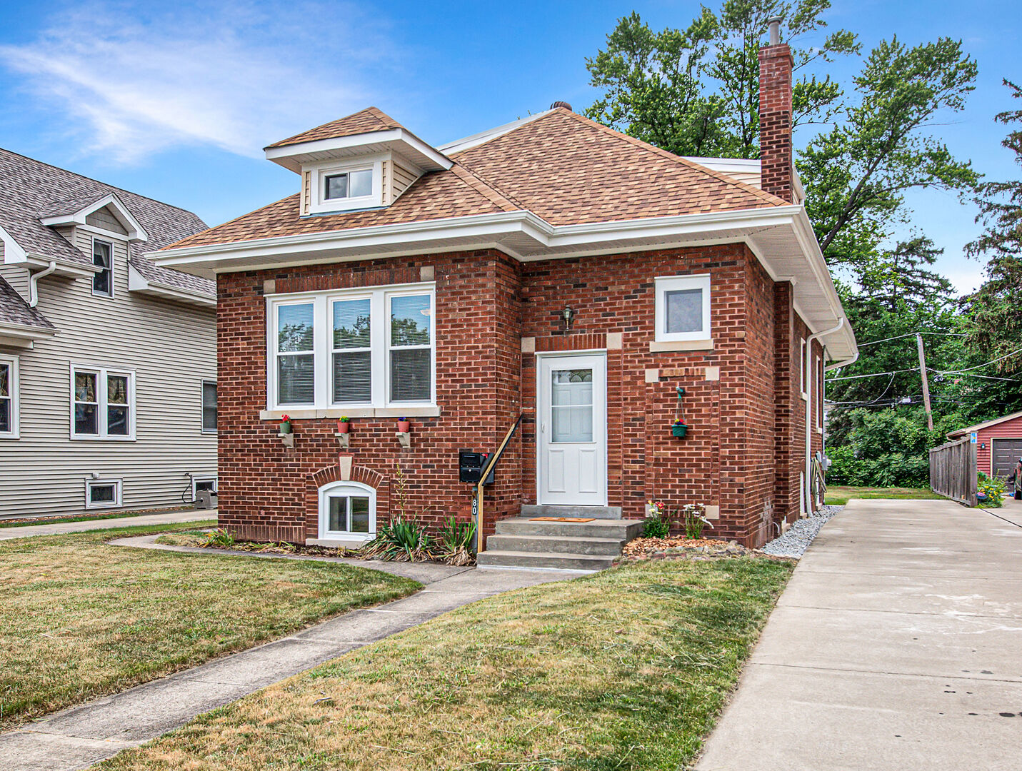 Property Photo:  80 S Grace Street  IL 60148 