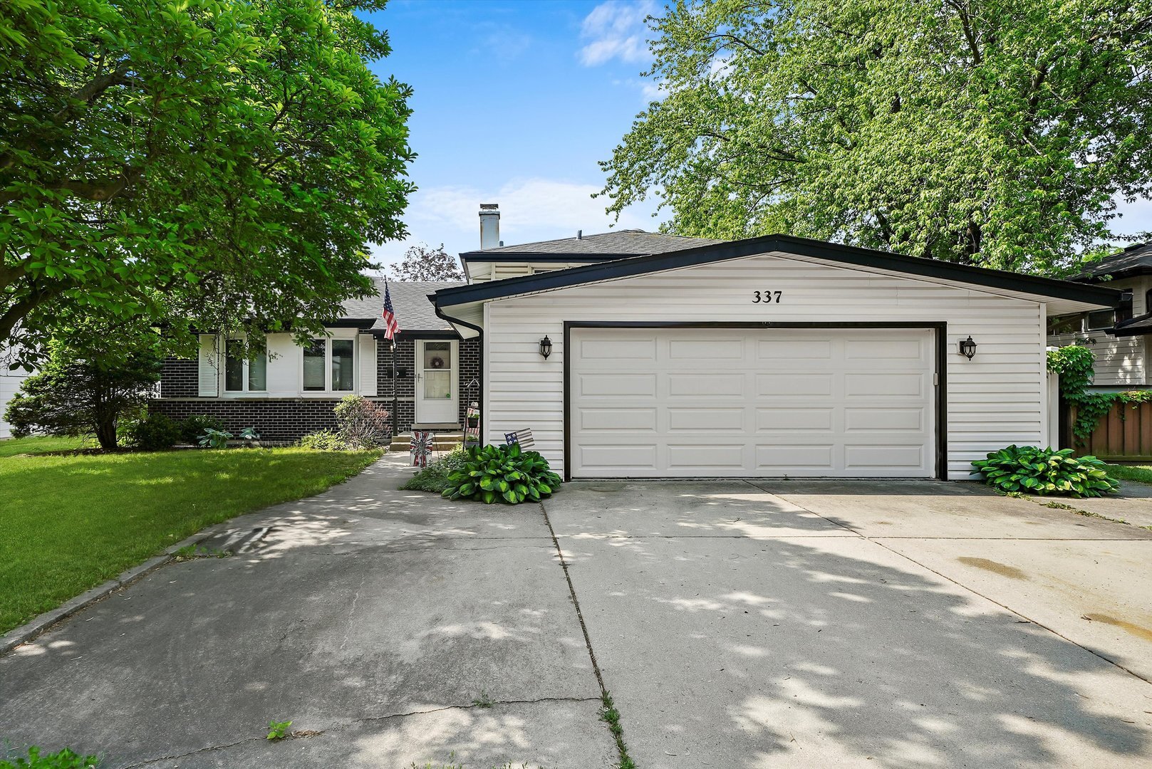 Property Photo:  337 W Goebel Drive  IL 60148 
