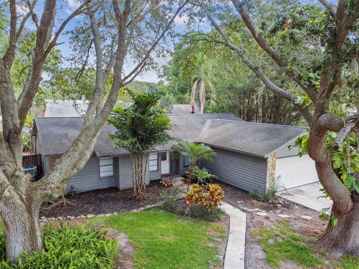 Property Photo: 2302 Gnarled Oak Avenue FL 33549