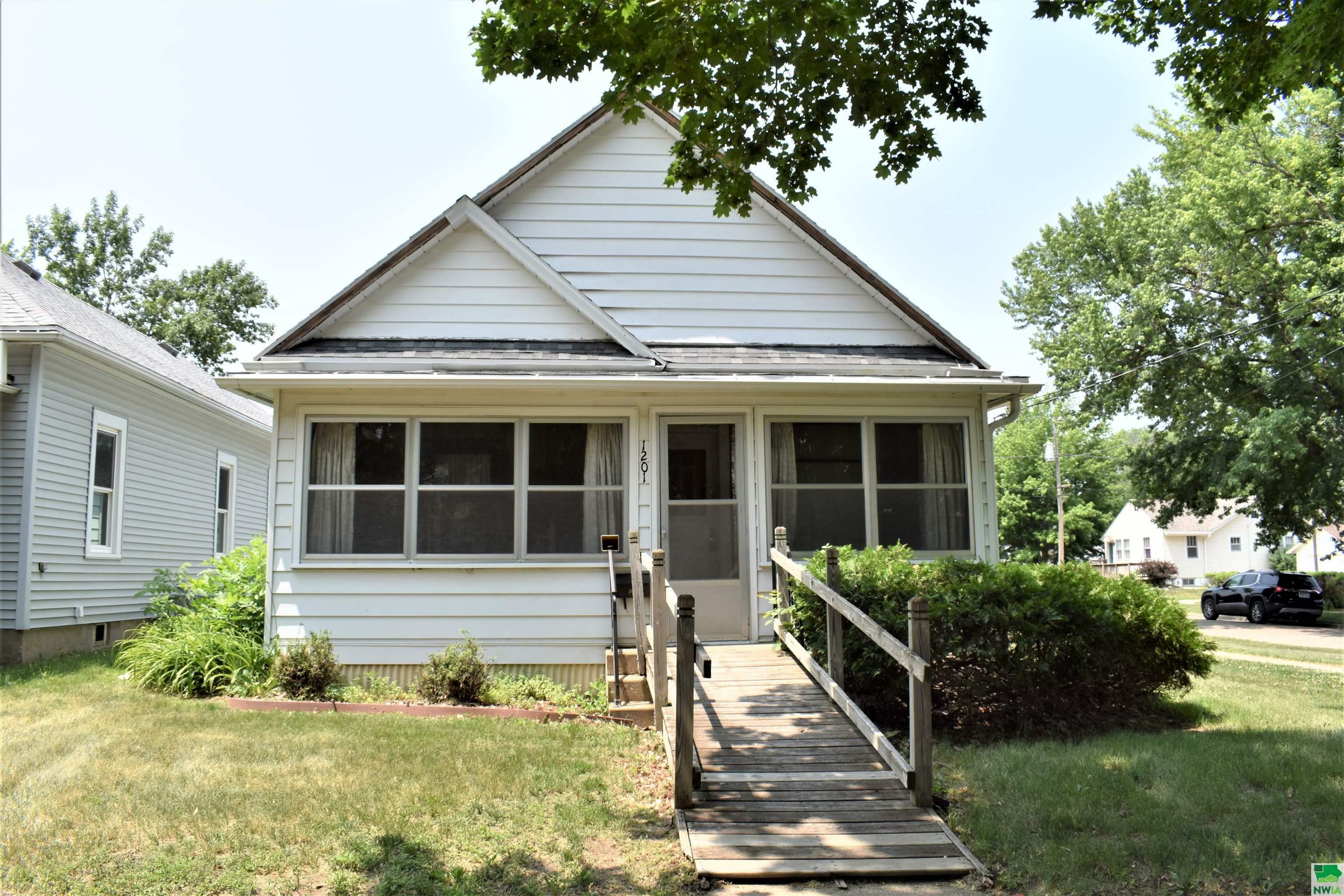 Property Photo:  1201 S Alice St  IA 51106 