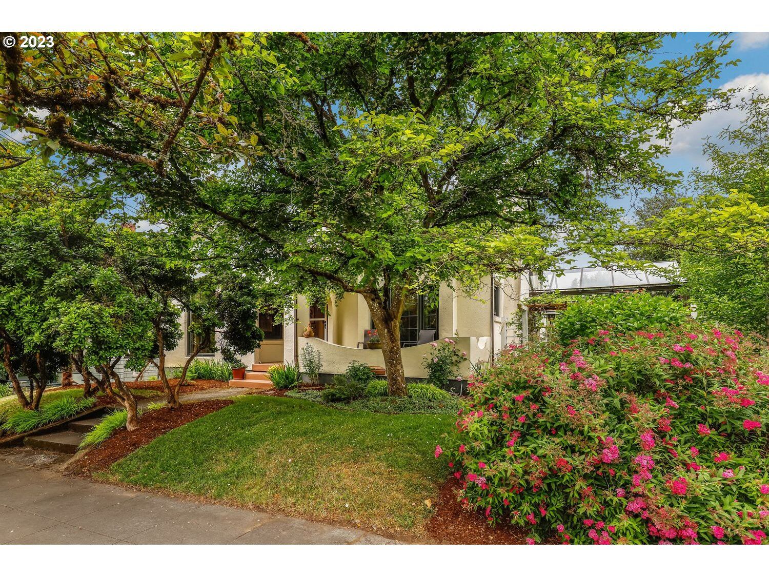 Property Photo:  2303 SE 58th Ave  OR 97215 