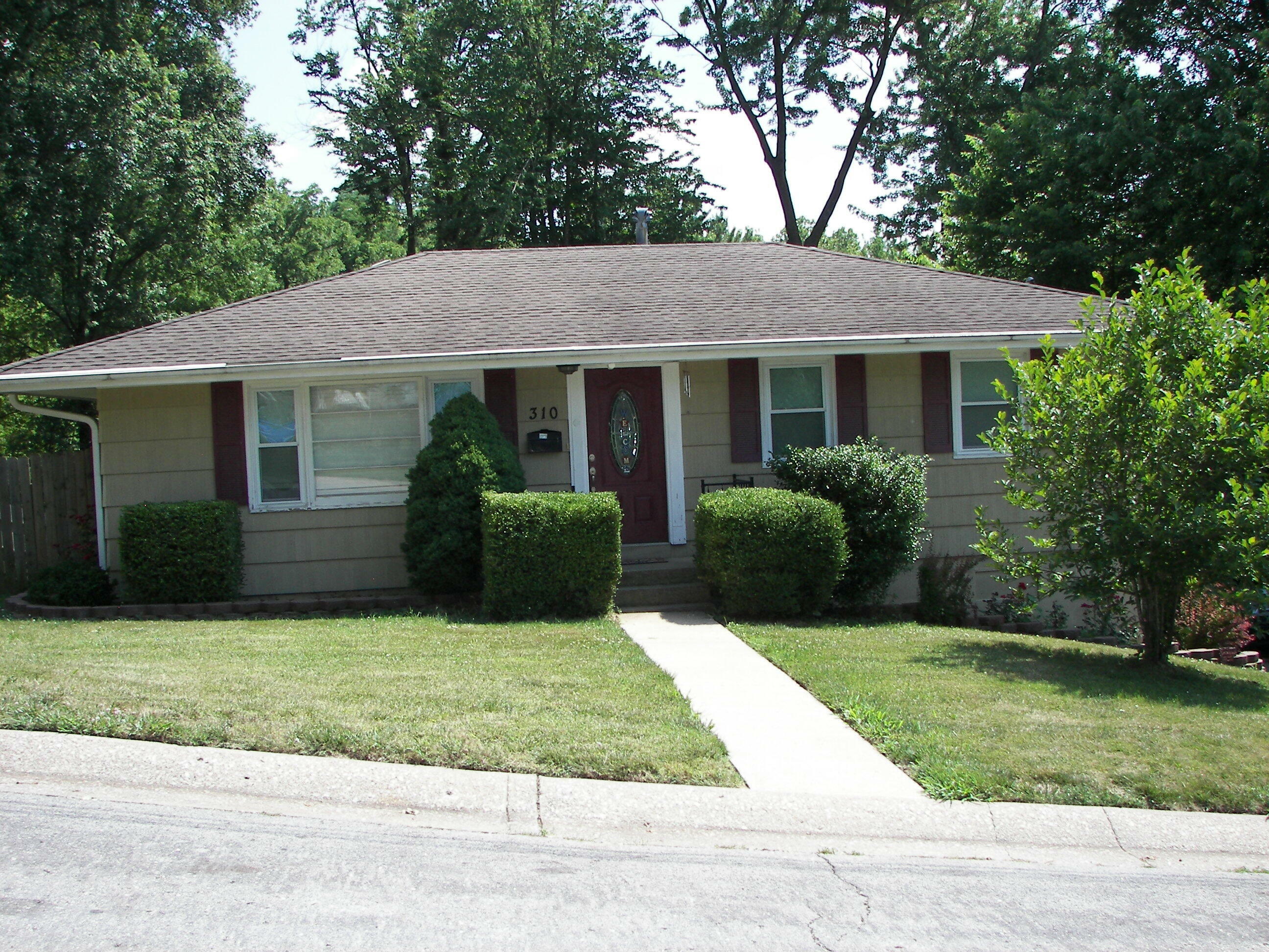 Property Photo:  310 Poplar St  MO 65233 