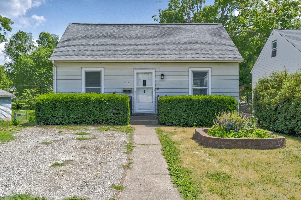 Property Photo:  717 34th Street NE  IA 52402 