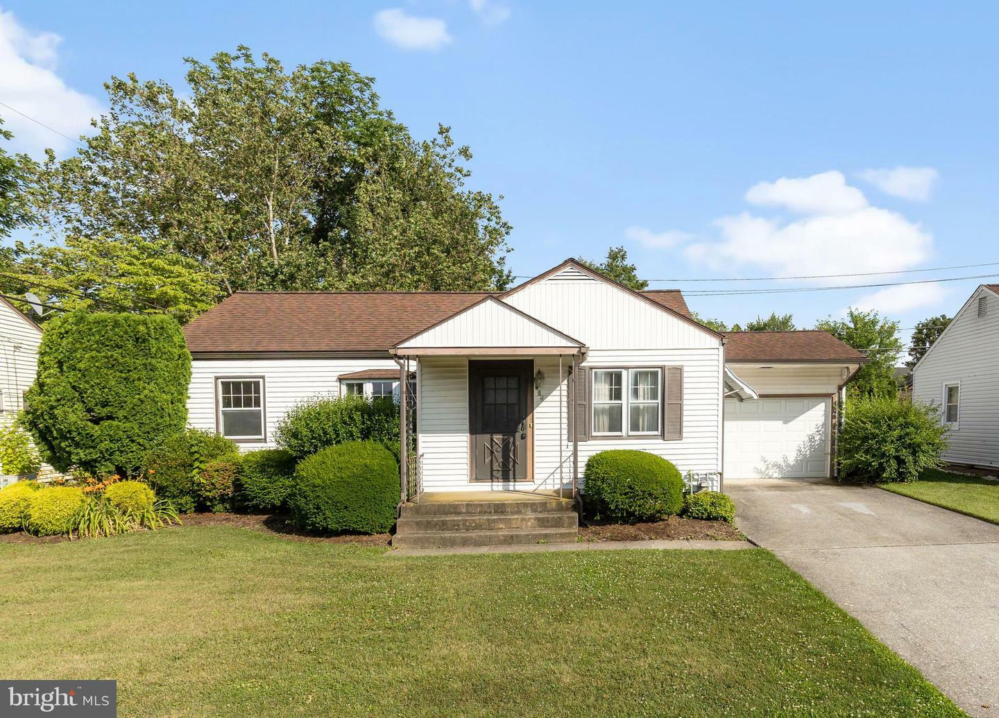 Property Photo: 804 Sherwood Road PA 17070