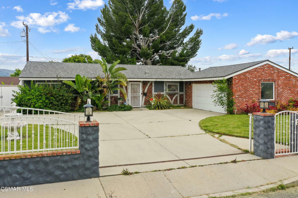 Property Photo:  1690 Spence Street  CA 93065 