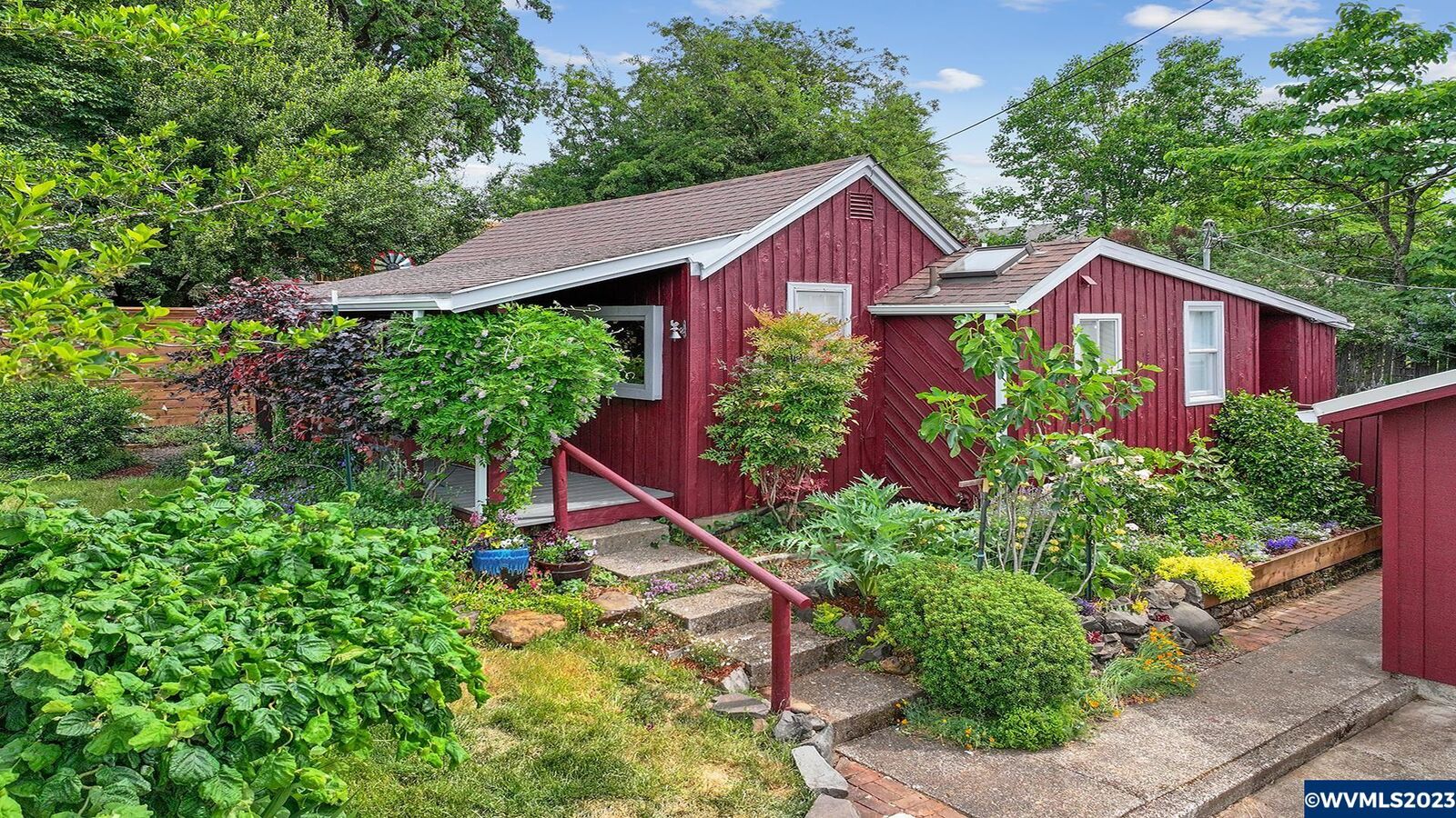 Property Photo: 223 N 9th St OR 97370