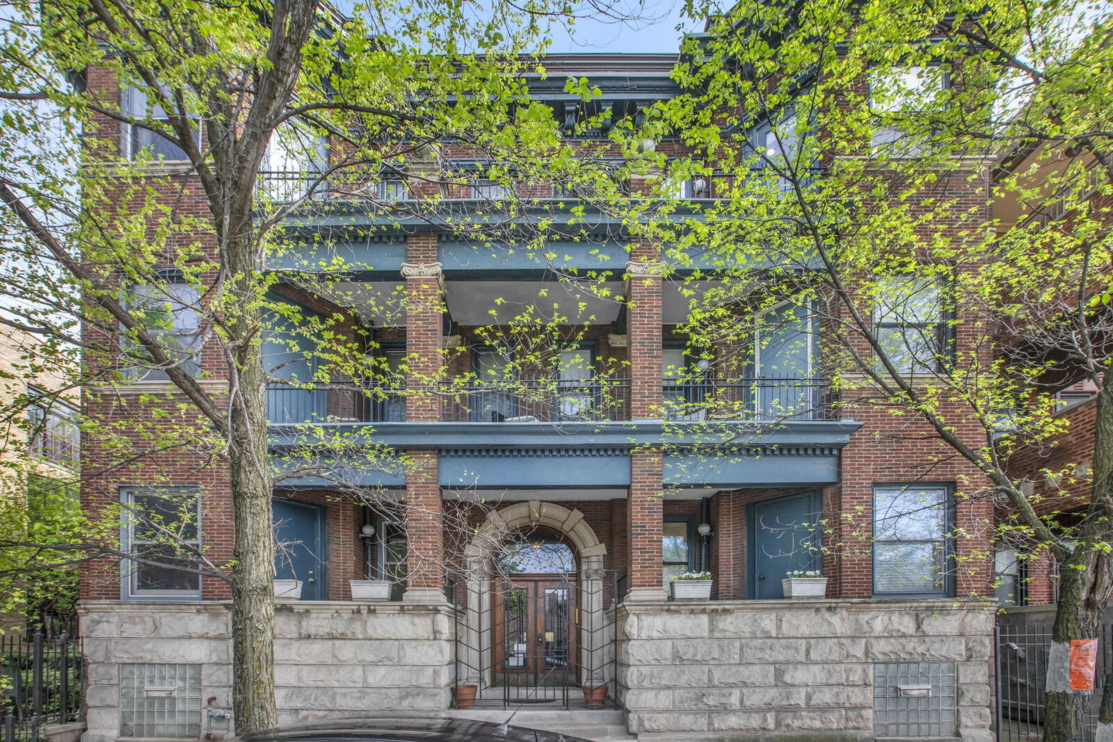 Property Photo: 545 W Belmont Avenue 3W IL 60657