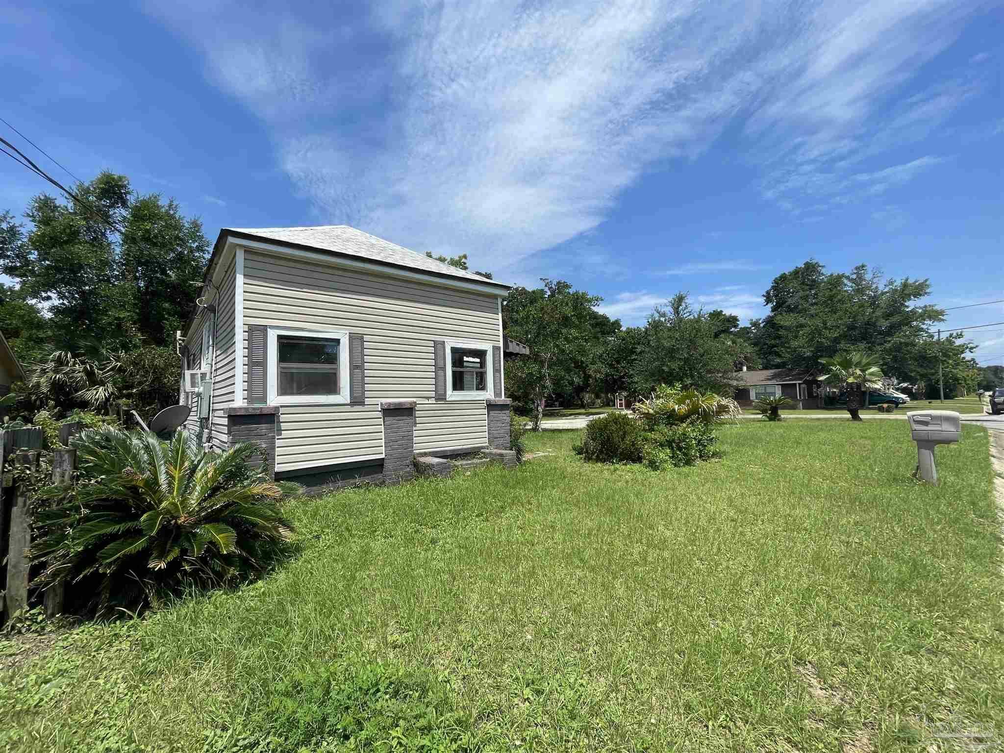 Property Photo: 2217 N Tarragona St FL 32503