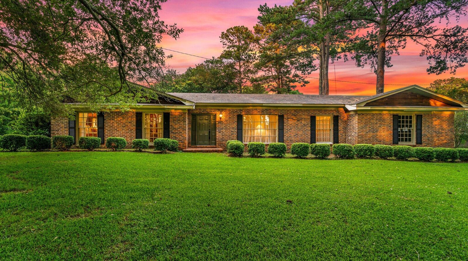 Property Photo:  