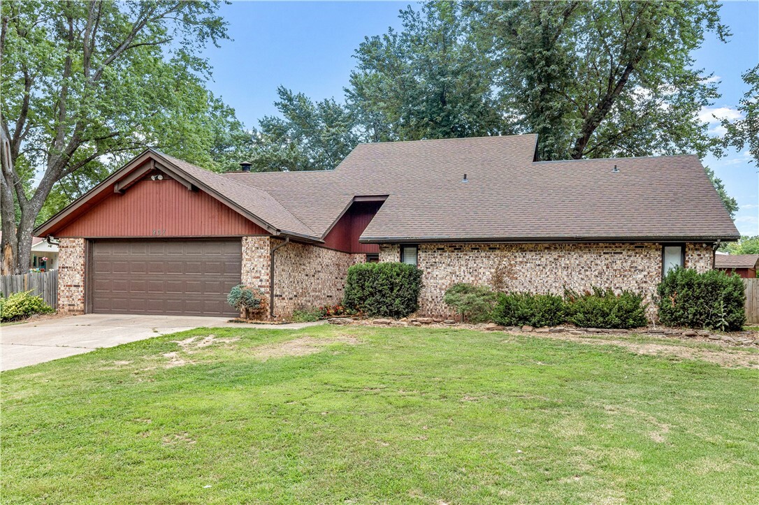 Property Photo:  907 S Oakhill Drive  AR 72758 