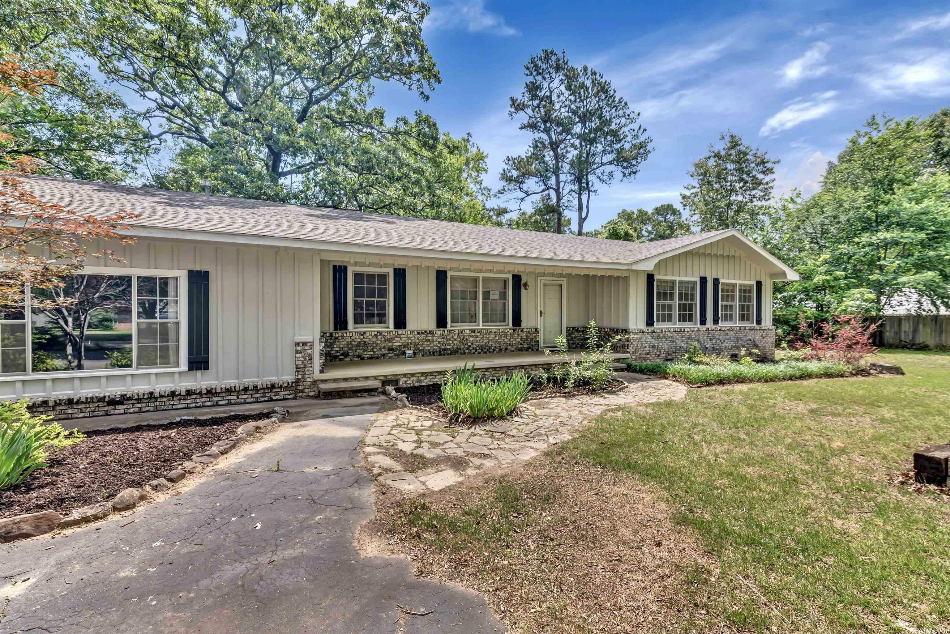 Property Photo:  1300 So Eve Street  AR 71953 