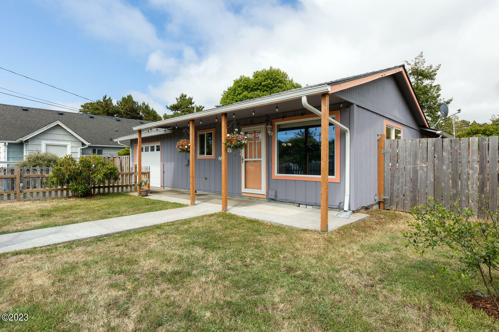 Property Photo:  6524 SW Harbor Avenue  OR 97367 