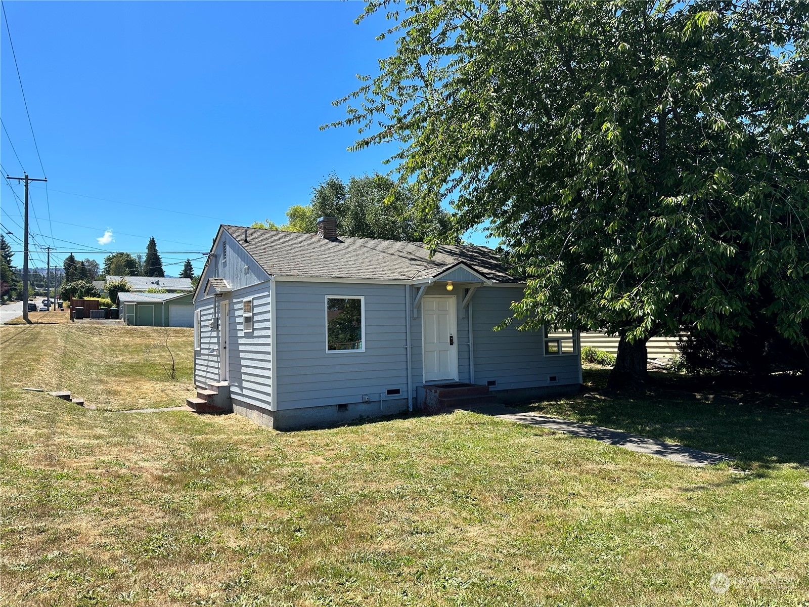 Property Photo:  938 E 6th Street  WA 98362 