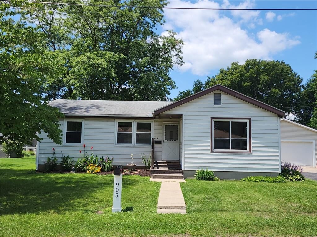 Property Photo:  905 S Madison Street   61951 