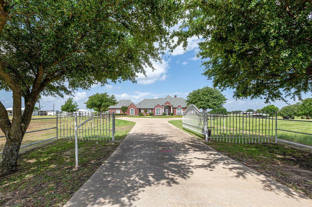 Property Photo:  1110 N Stodghill Road  TX 75087 