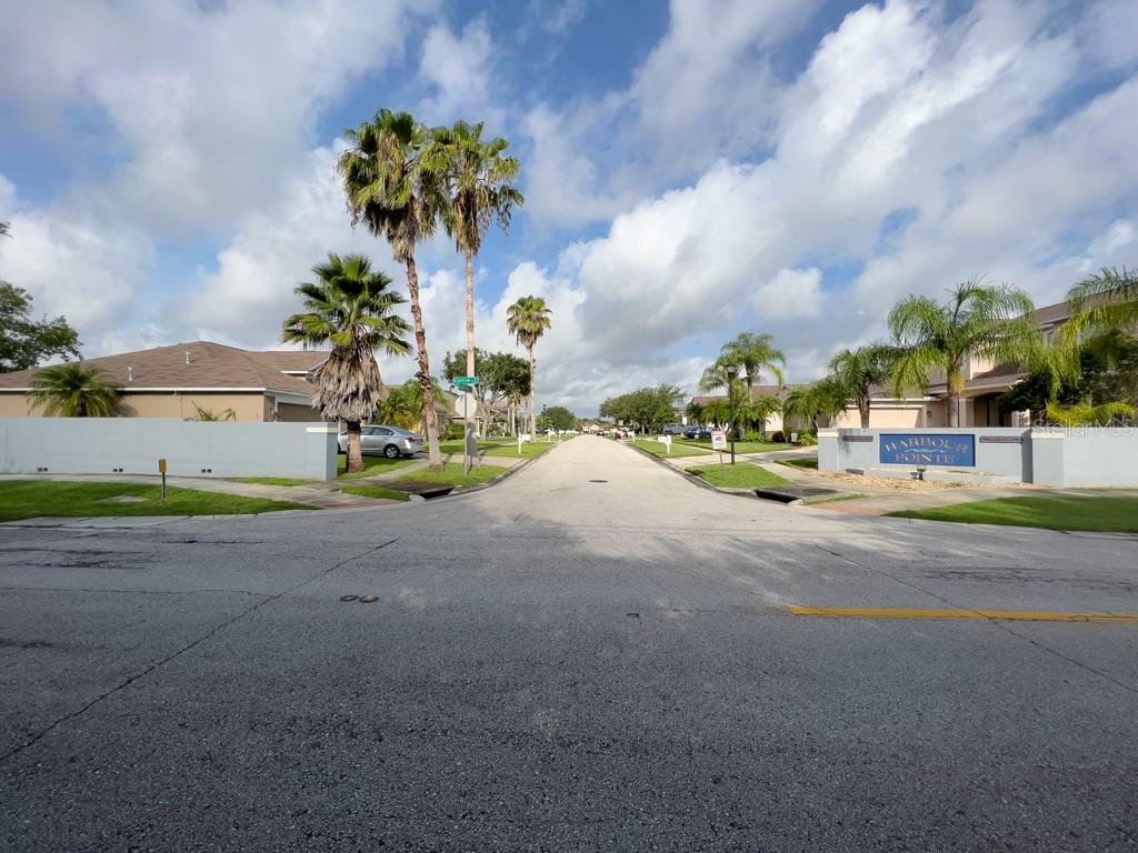 Property Photo:  809 Bayou View Drive  FL 33510 