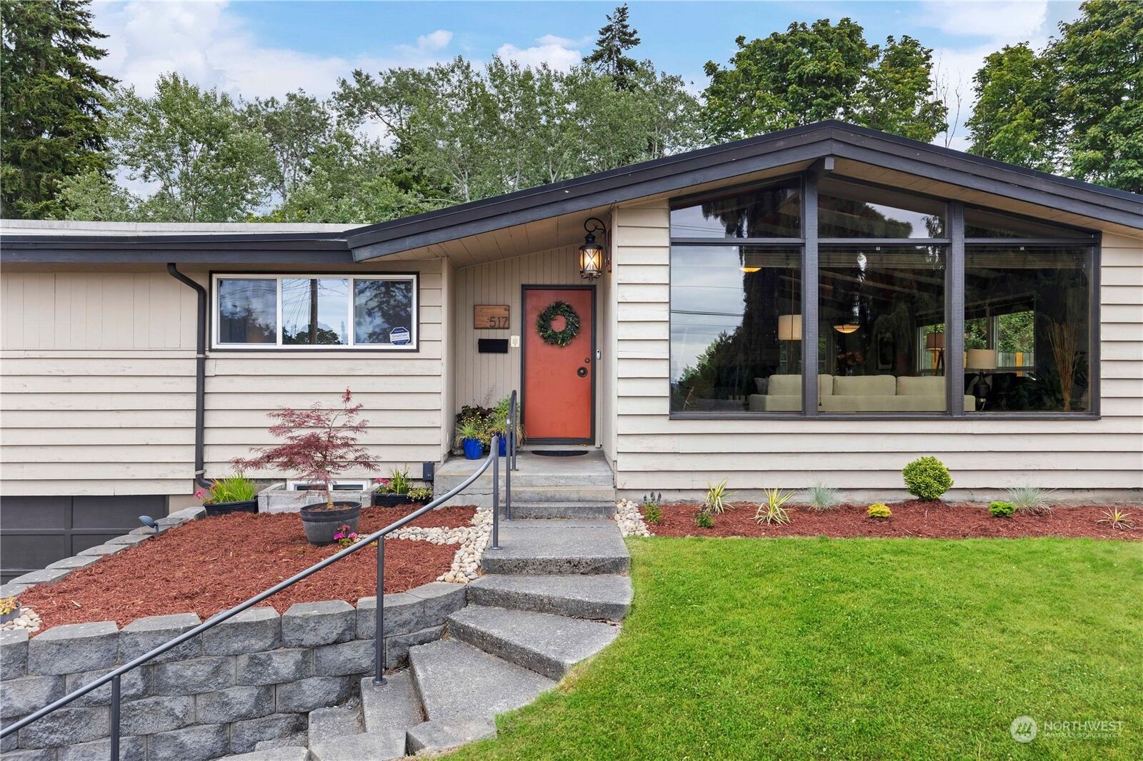 Property Photo:  517 Legion Drive  WA 98201 