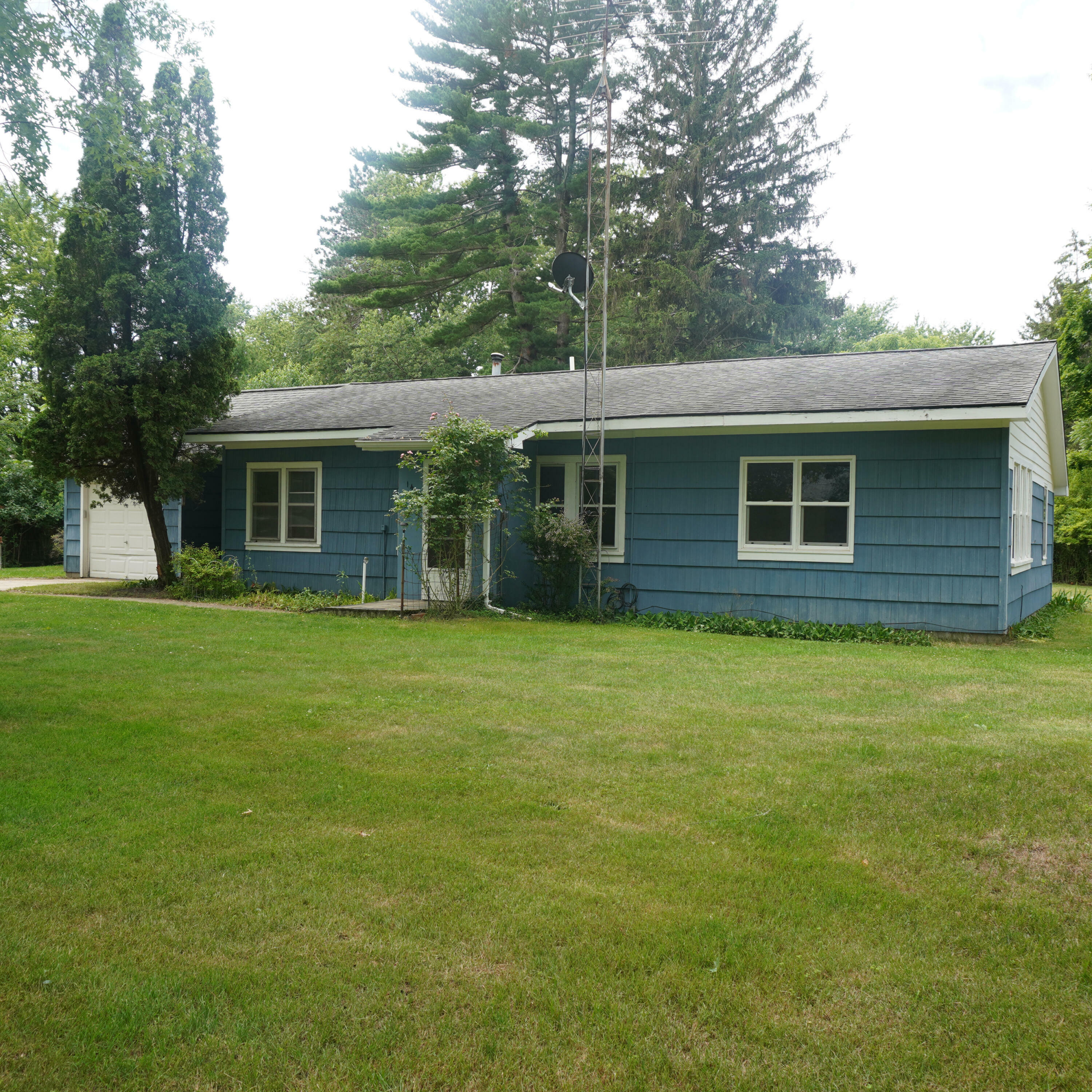 Property Photo:  1438 South Lane  MI 49408 