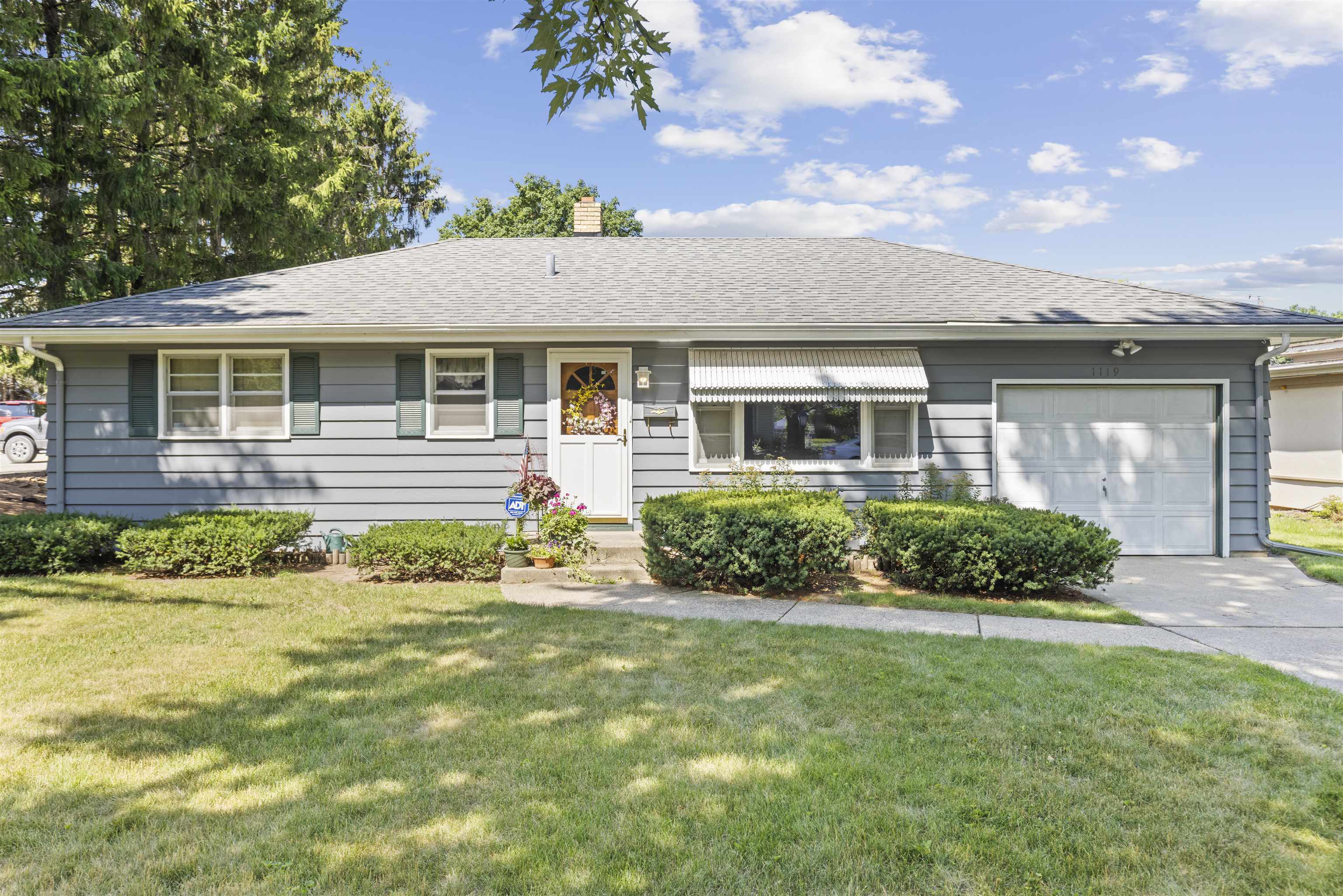 Property Photo:  1119 Kingsway Avenue  IL 61108 