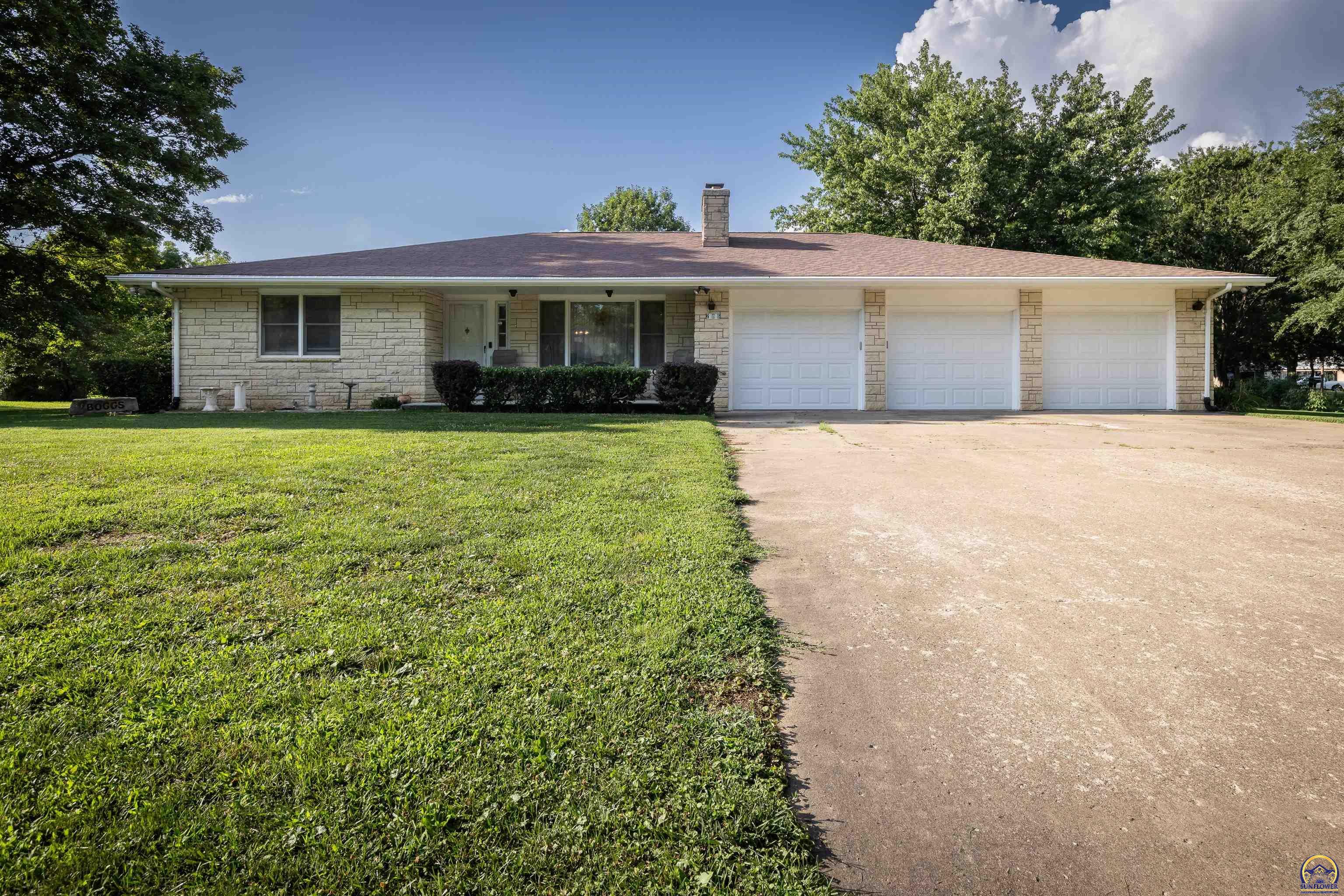 Property Photo:  206 E 5th St  KS 66524 