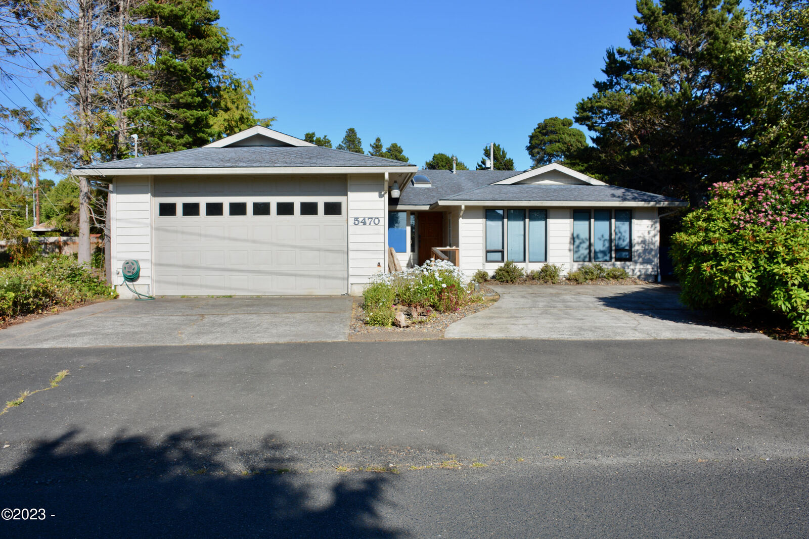 Property Photo: 5470 El Prado OR 97367