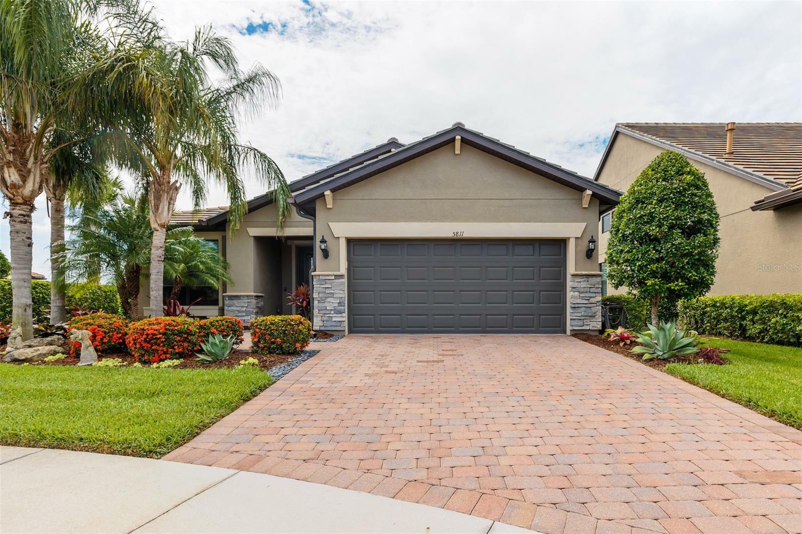 Property Photo:  5811 Pomarine Court  FL 34238 