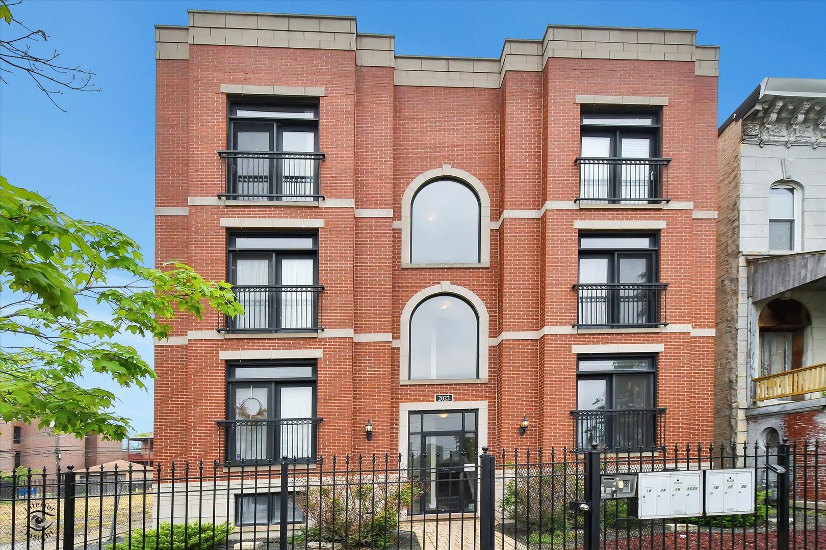 Property Photo: 2022 W Warren Boulevard 1E IL 60612