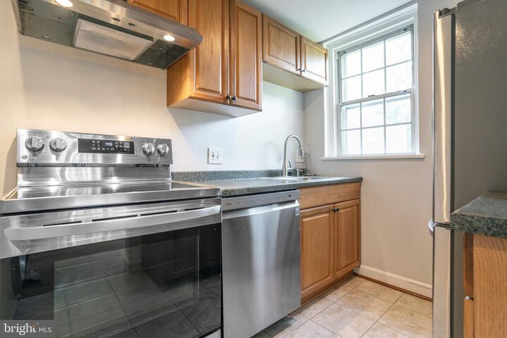 2925 S Dinwiddie Street  Arlington VA 22206 photo