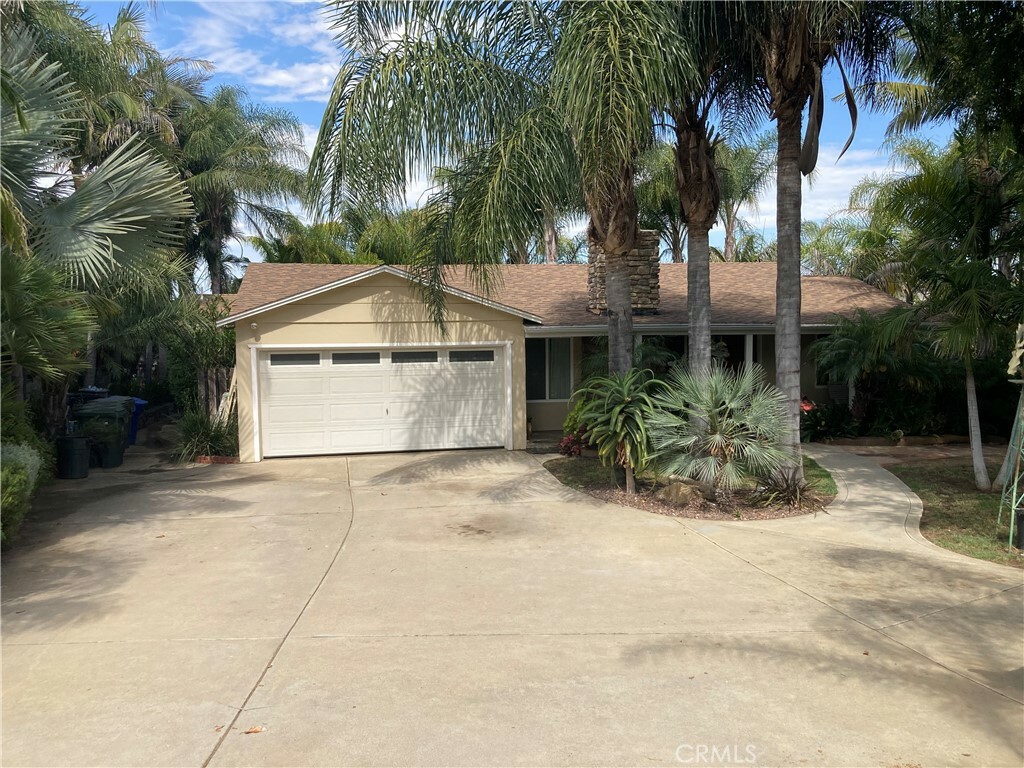 Property Photo:  884 Knoll Park Lane  CA 92028 