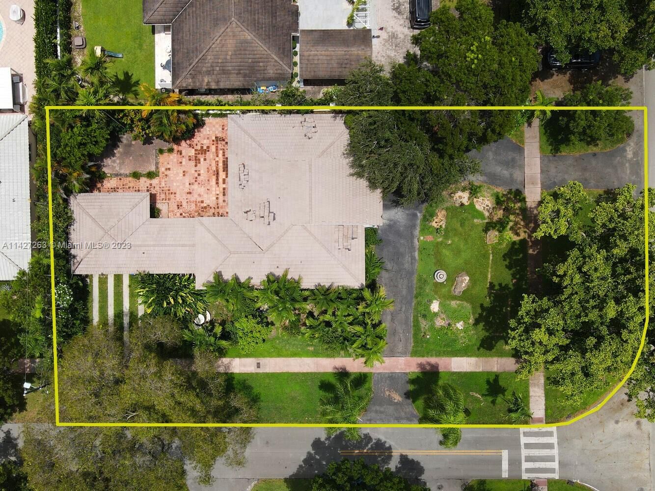 Property Photo: 2916 Granada Blvd FL 33134
