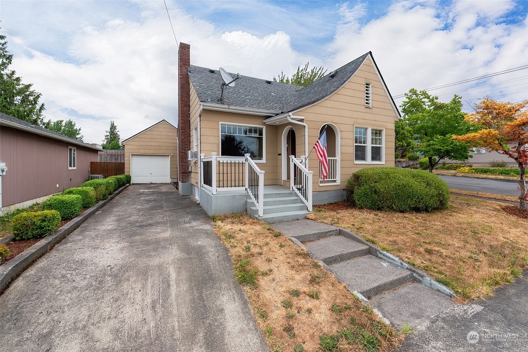 Property Photo:  707 Columbia Street  WA 98626 