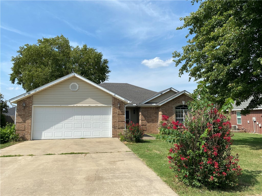 Property Photo:  2404 SW 16 Street  AR 72712 