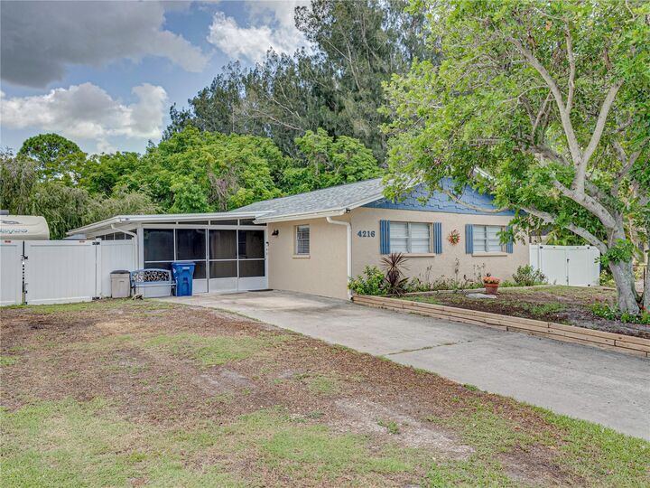 Property Photo: 4216 3rd Avenue W FL 34221