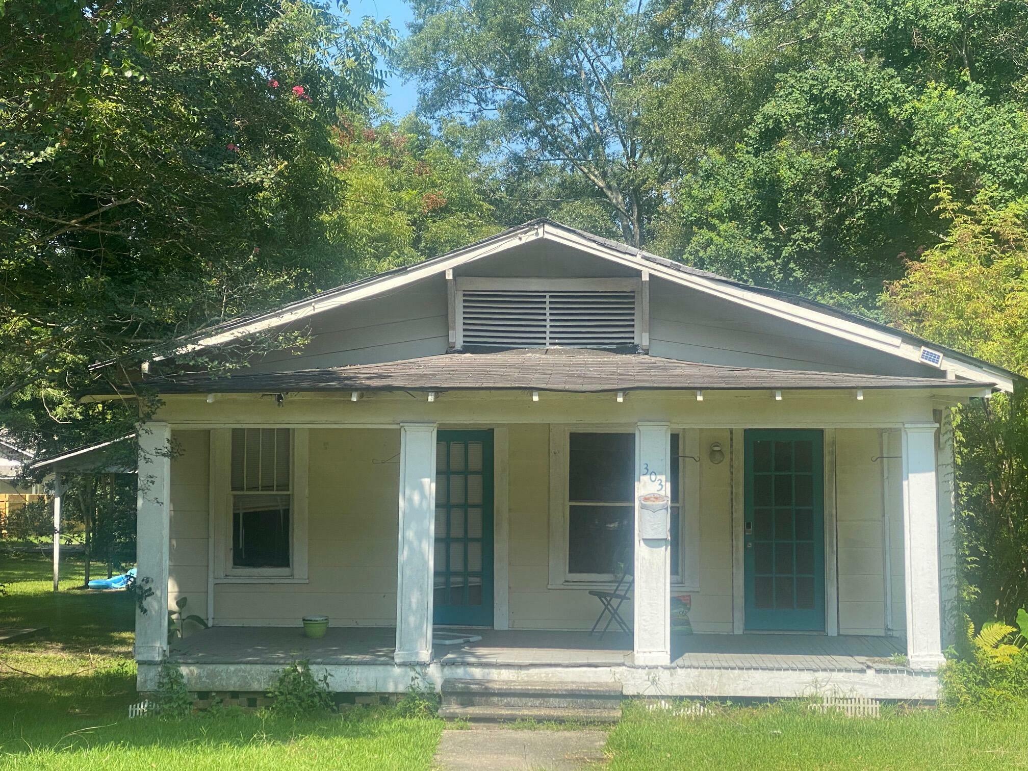 Property Photo:  303 S 10th Ave.  MS 39401 