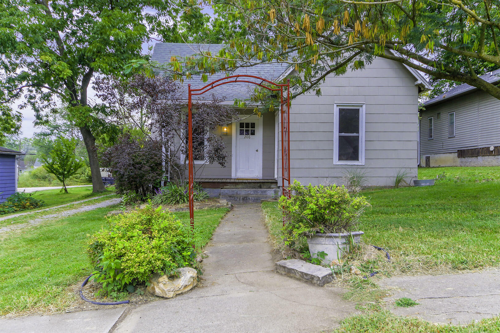 Property Photo:  206 S Howard St  MO 65274 