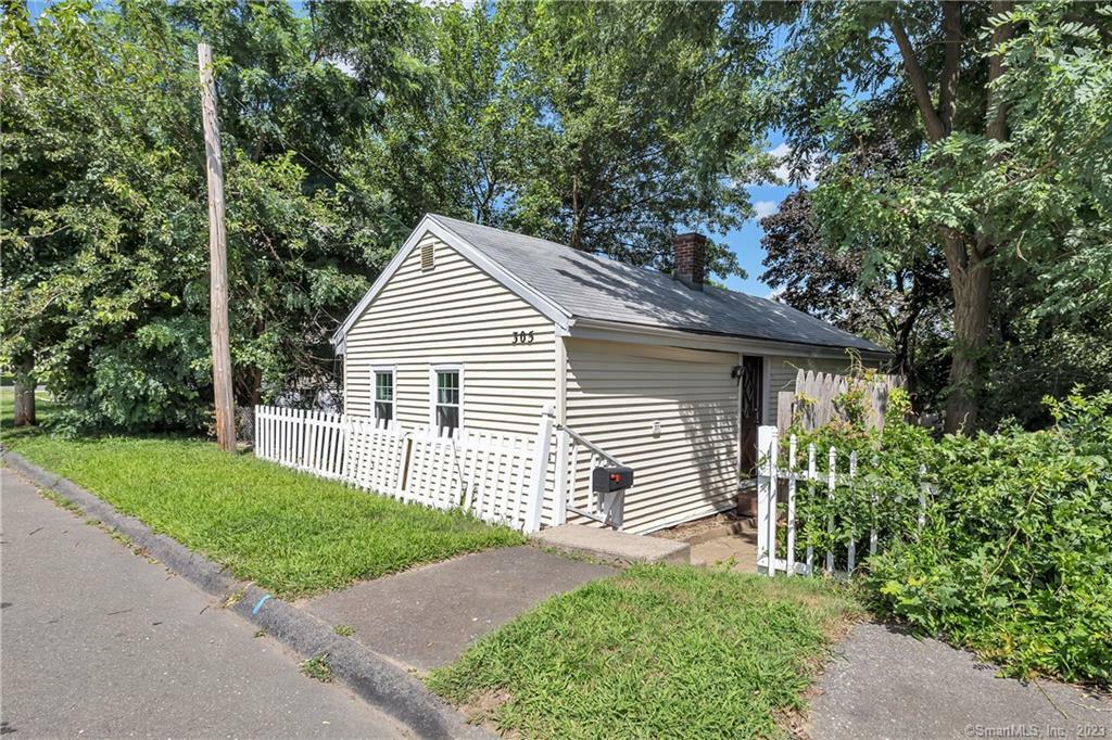 Property Photo:  305 Old Stratfield Road  CT 06825 