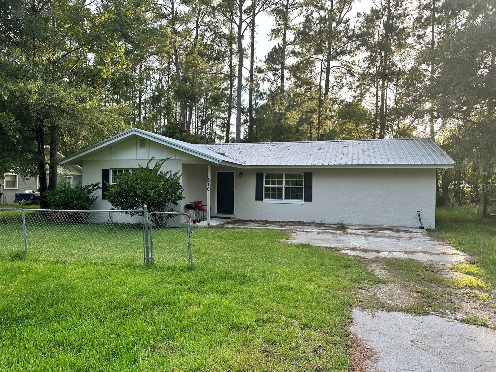 Property Photo:  810 SE 7th Avenue  FL 32054 