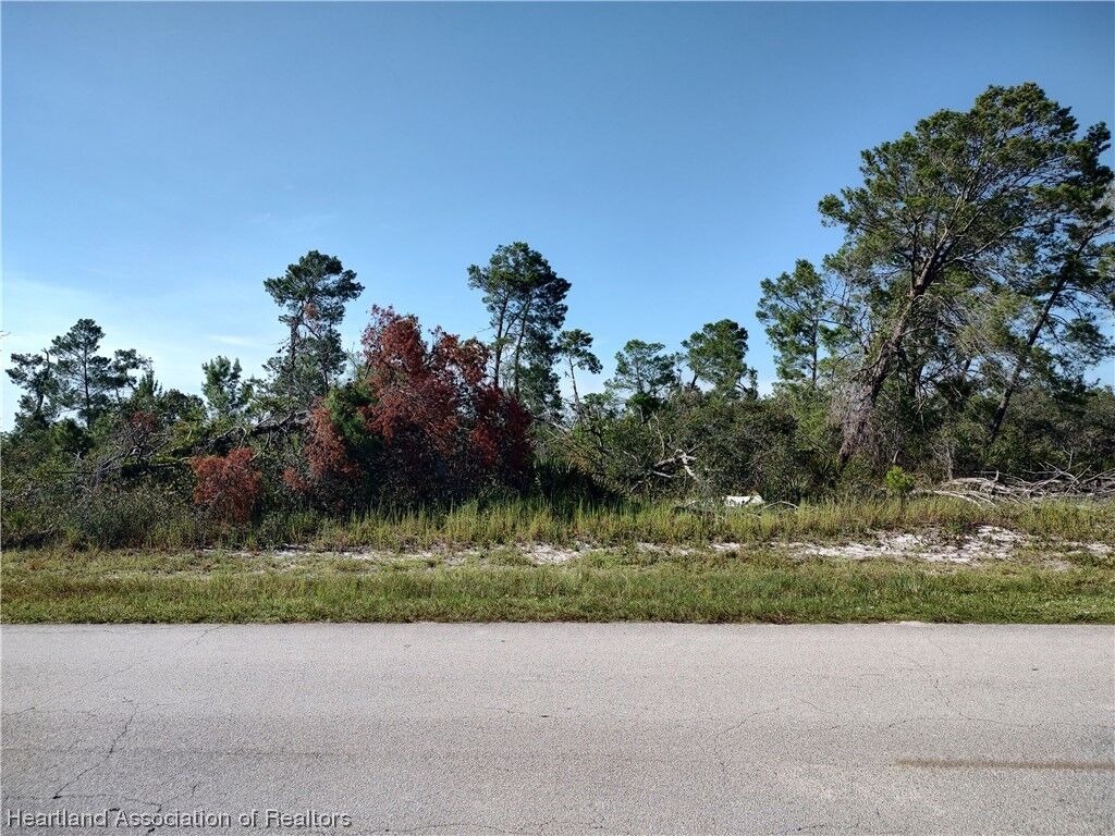 Property Photo: 823 Lincoln Road NE FL 33852