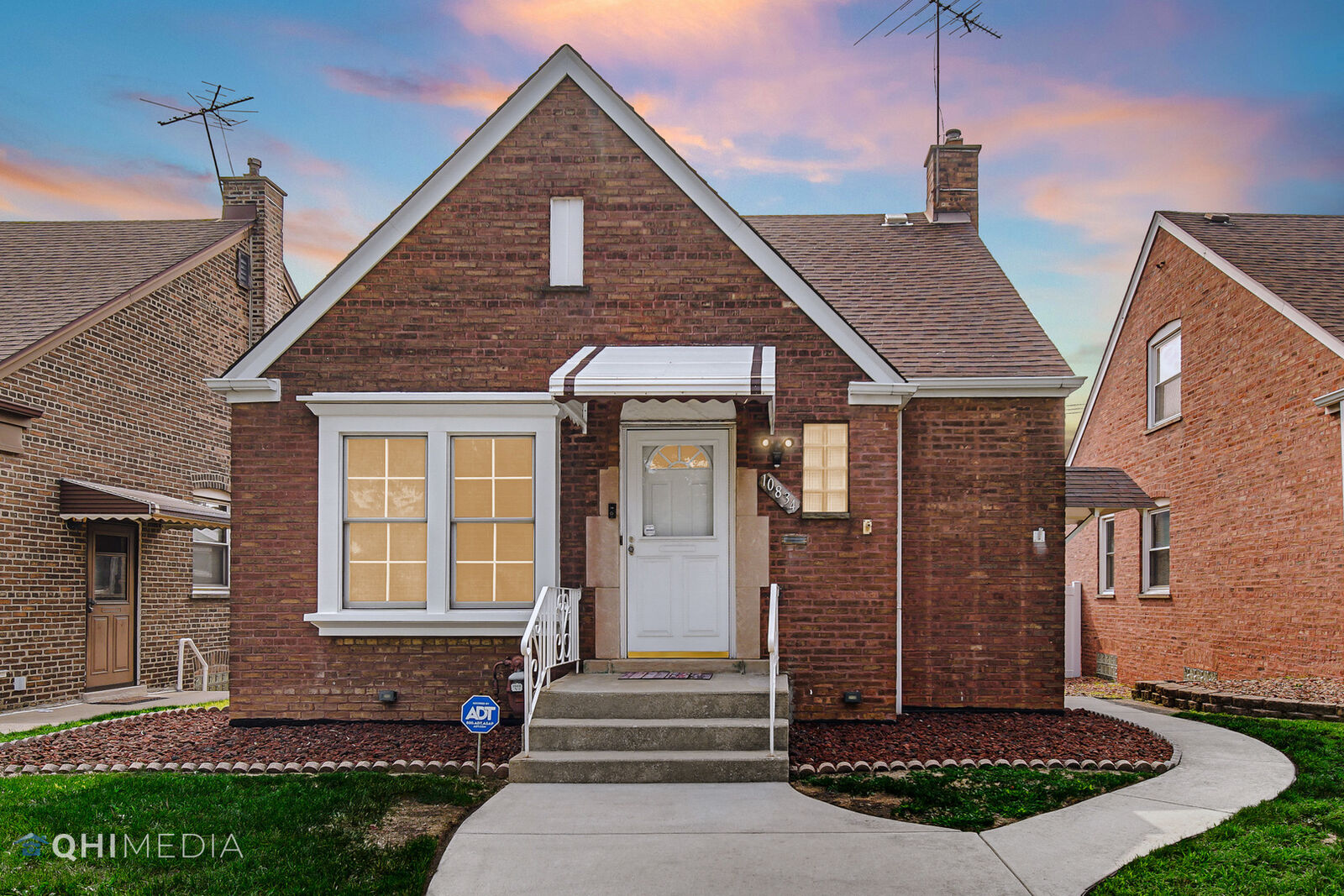 Property Photo:  10834 S Avenue F  IL 60617 