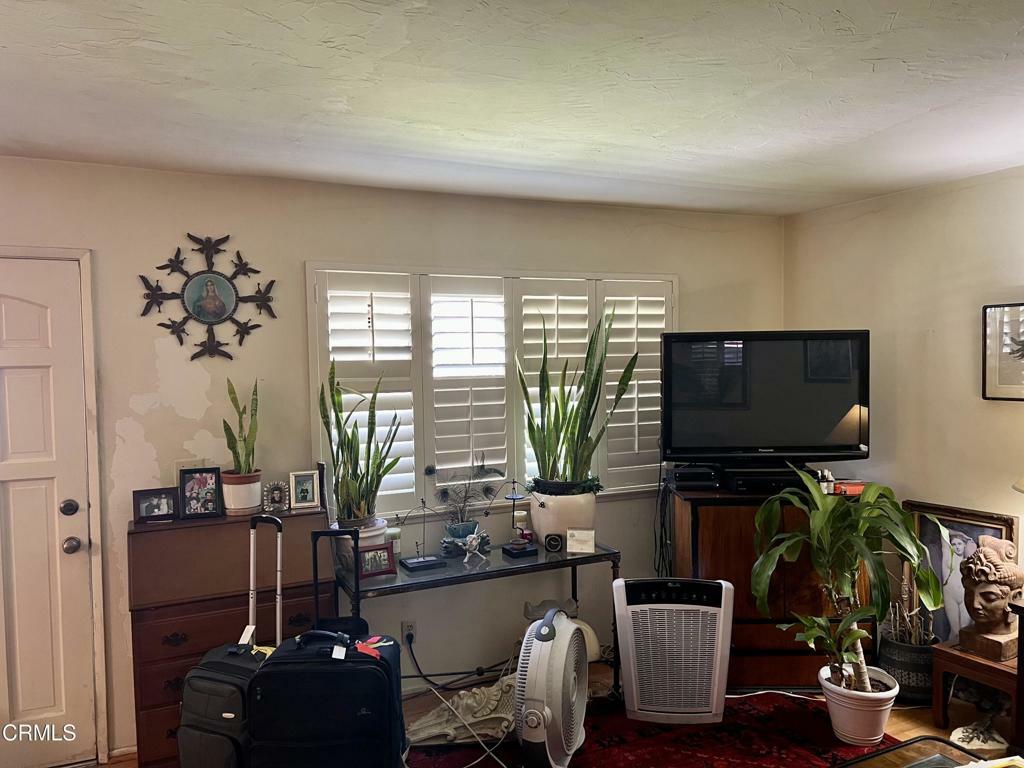 Property Photo:  1233 Chalmette Avenue  CA 93003 