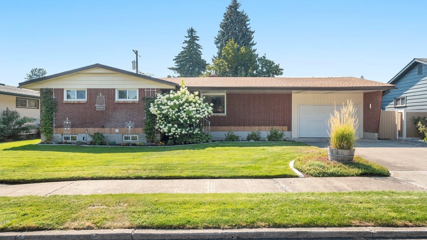 Property Photo: 4509 N Windsor Dr WA 99218